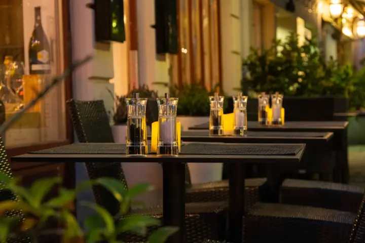 Terrasse am Abend mit Kerzenlicht auf den Tischen