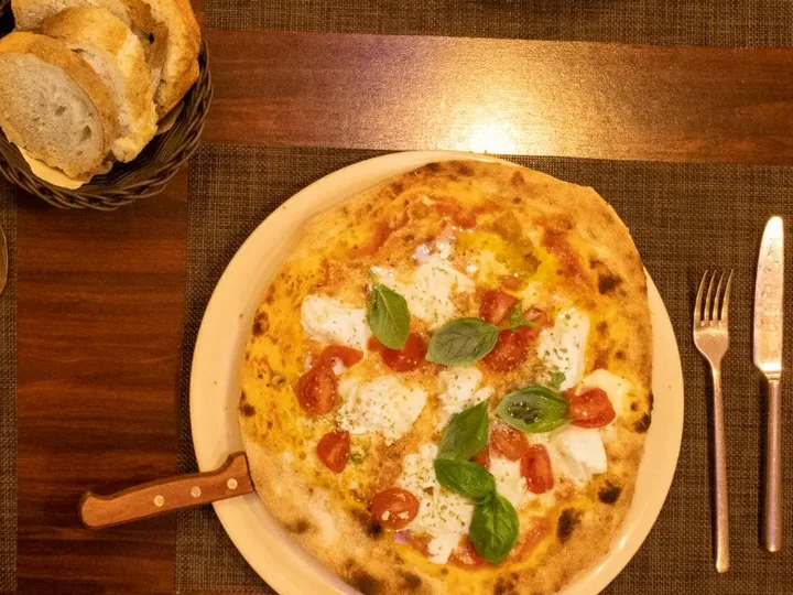 Pizza Margherita mit Büffelmozzarella, Kirschtomaten und Basilikum